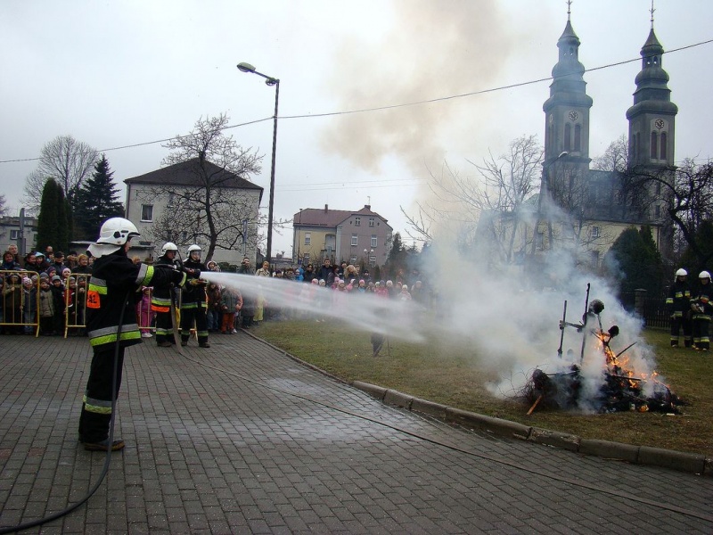 Zdjęcie w galerii na portalu naszwodzislaw.com: W Radlinie spłonął marzannowy stos wiadomości z regionu