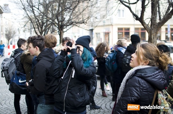 Zdjęcie w galerii na portalu naszwodzislaw.com: Zapoznają się z powstałym na początku lat 90. XX w. nurtem fotografii wiadomości z regionu