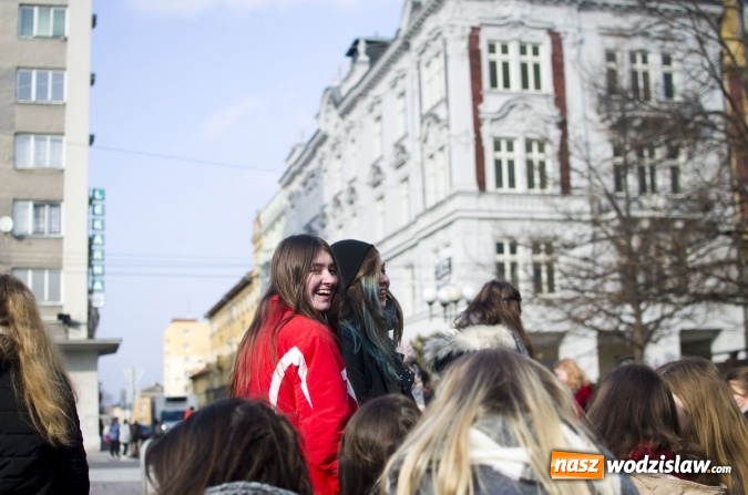 Zdjęcie w galerii na portalu naszwodzislaw.com: Zapoznają się z powstałym na początku lat 90. XX w. nurtem fotografii wiadomości z regionu