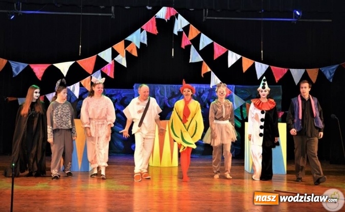 Zdjęcie w galerii na portalu naszwodzislaw.com: Radlin: Spalili Marzannę. Wiosna powitana  wiadomości z regionu