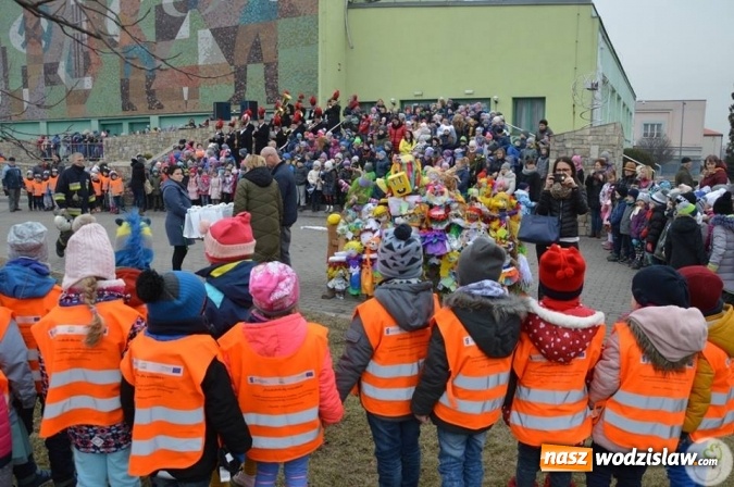 Zdjęcie w galerii na portalu naszwodzislaw.com: Radlin: Spalili Marzannę. Wiosna powitana  wiadomości z regionu
