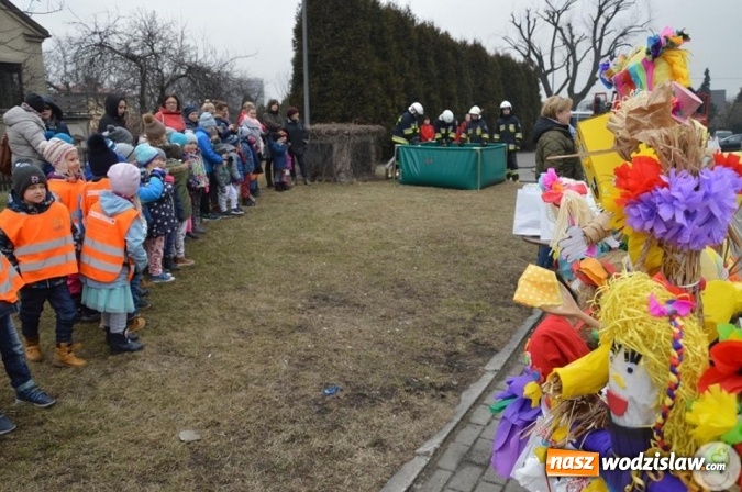 Zdjęcie w galerii na portalu naszwodzislaw.com: Radlin: Spalili Marzannę. Wiosna powitana  wiadomości z regionu