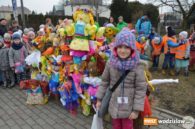 Zdjęcie w galerii na portalu naszwodzislaw.com: Radlin: Spalili Marzannę. Wiosna powitana  wiadomości z regionu