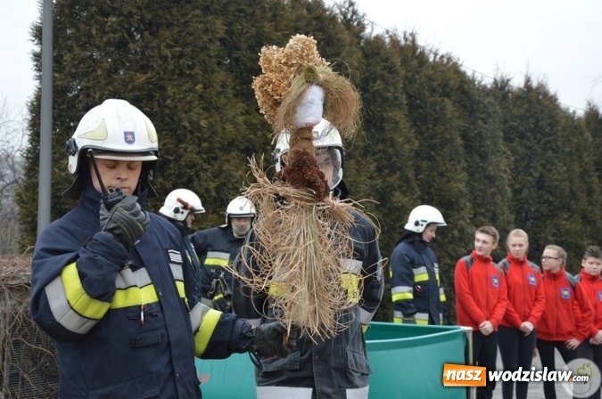Zdjęcie w galerii na portalu naszwodzislaw.com: Radlin: Spalili Marzannę. Wiosna powitana  wiadomości z regionu