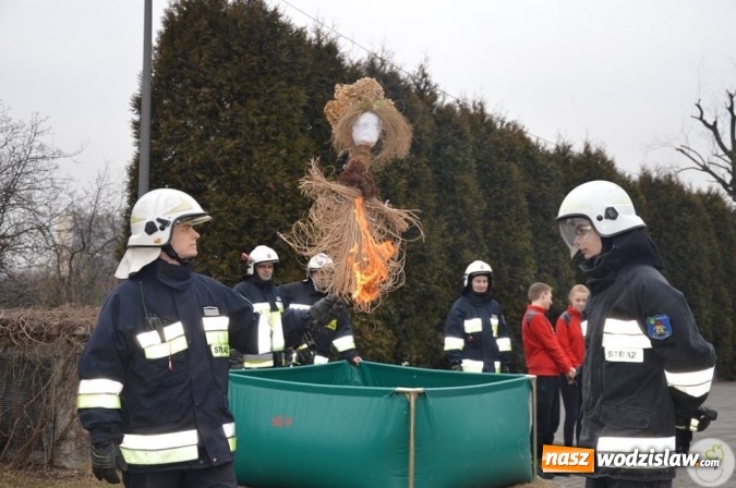 Zdjęcie w galerii na portalu naszwodzislaw.com: Radlin: Spalili Marzannę. Wiosna powitana  wiadomości z regionu