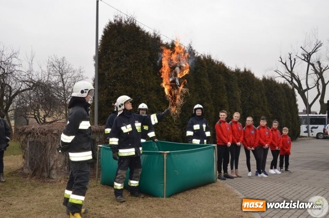 Zdjęcie w galerii na portalu naszwodzislaw.com: Radlin: Spalili Marzannę. Wiosna powitana  wiadomości z regionu