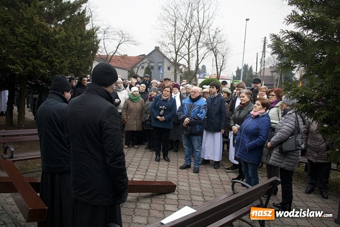 Zdjęcie w galerii na portalu naszwodzislaw.com: Do nieba z Ojcem Pio. Dziesiątki wiernych wzięło udział w Drodze Krzyżowej  wiadomości z regionu