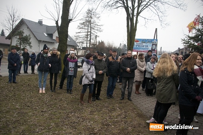 Zdjęcie w galerii na portalu naszwodzislaw.com: Do nieba z Ojcem Pio. Dziesiątki wiernych wzięło udział w Drodze Krzyżowej  wiadomości z regionu