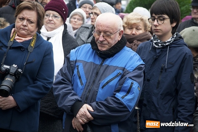 Zdjęcie w galerii na portalu naszwodzislaw.com: Do nieba z Ojcem Pio. Dziesiątki wiernych wzięło udział w Drodze Krzyżowej  wiadomości z regionu