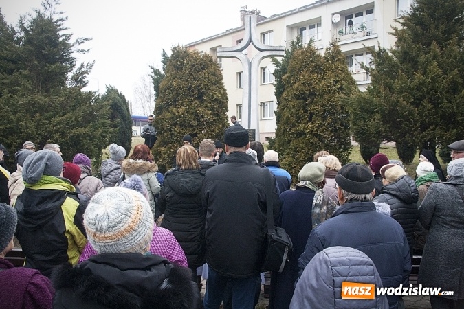 Zdjęcie w galerii na portalu naszwodzislaw.com: Do nieba z Ojcem Pio. Dziesiątki wiernych wzięło udział w Drodze Krzyżowej  wiadomości z regionu