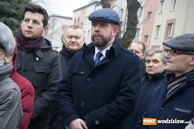 Zdjęcie w galerii na portalu naszwodzislaw.com: Do nieba z Ojcem Pio. Dziesiątki wiernych wzięło udział w Drodze Krzyżowej  wiadomości z regionu