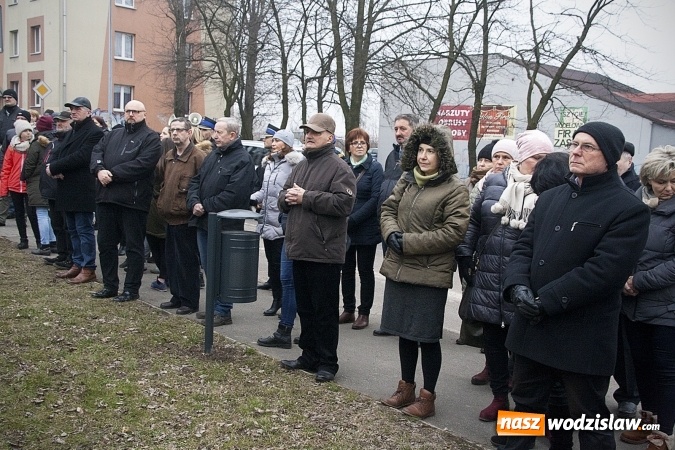 Zdjęcie w galerii na portalu naszwodzislaw.com: Do nieba z Ojcem Pio. Dziesiątki wiernych wzięło udział w Drodze Krzyżowej  wiadomości z regionu