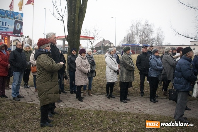 Zdjęcie w galerii na portalu naszwodzislaw.com: Do nieba z Ojcem Pio. Dziesiątki wiernych wzięło udział w Drodze Krzyżowej  wiadomości z regionu