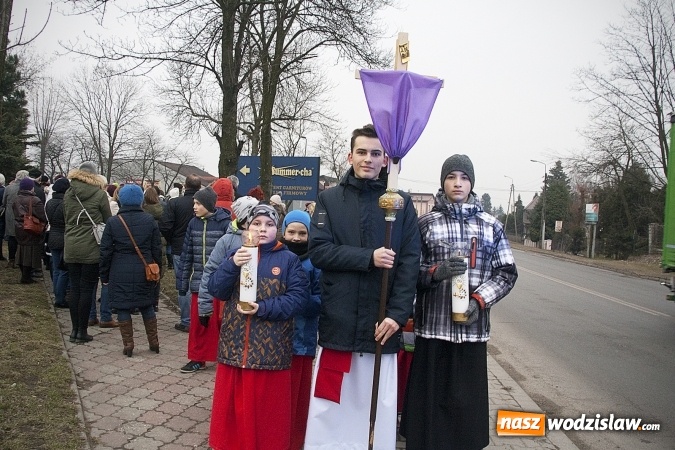 Zdjęcie w galerii na portalu naszwodzislaw.com: Do nieba z Ojcem Pio. Dziesiątki wiernych wzięło udział w Drodze Krzyżowej  wiadomości z regionu