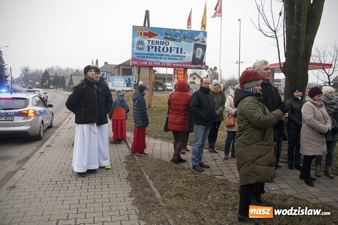 Zdjęcie w galerii na portalu naszwodzislaw.com: Do nieba z Ojcem Pio. Dziesiątki wiernych wzięło udział w Drodze Krzyżowej  wiadomości z regionu