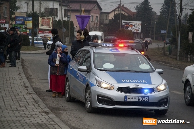 Zdjęcie w galerii na portalu naszwodzislaw.com: Do nieba z Ojcem Pio. Dziesiątki wiernych wzięło udział w Drodze Krzyżowej  wiadomości z regionu
