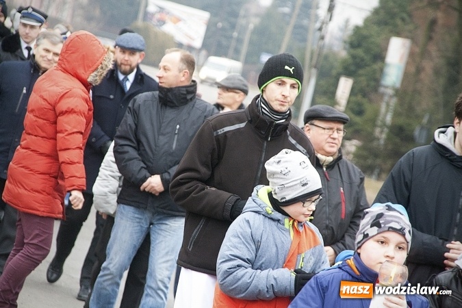 Zdjęcie w galerii na portalu naszwodzislaw.com: Do nieba z Ojcem Pio. Dziesiątki wiernych wzięło udział w Drodze Krzyżowej  wiadomości z regionu