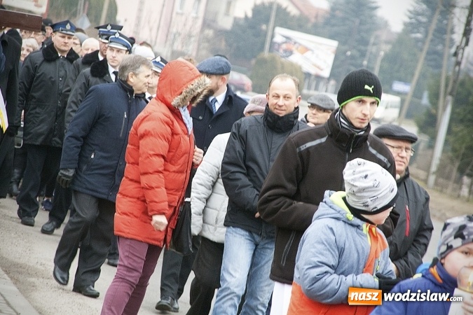 Zdjęcie w galerii na portalu naszwodzislaw.com: Do nieba z Ojcem Pio. Dziesiątki wiernych wzięło udział w Drodze Krzyżowej  wiadomości z regionu