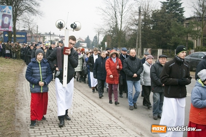 Zdjęcie w galerii na portalu naszwodzislaw.com: Do nieba z Ojcem Pio. Dziesiątki wiernych wzięło udział w Drodze Krzyżowej  wiadomości z regionu