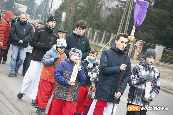 Zdjęcie w galerii na portalu naszwodzislaw.com: Do nieba z Ojcem Pio. Dziesiątki wiernych wzięło udział w Drodze Krzyżowej  wiadomości z regionu