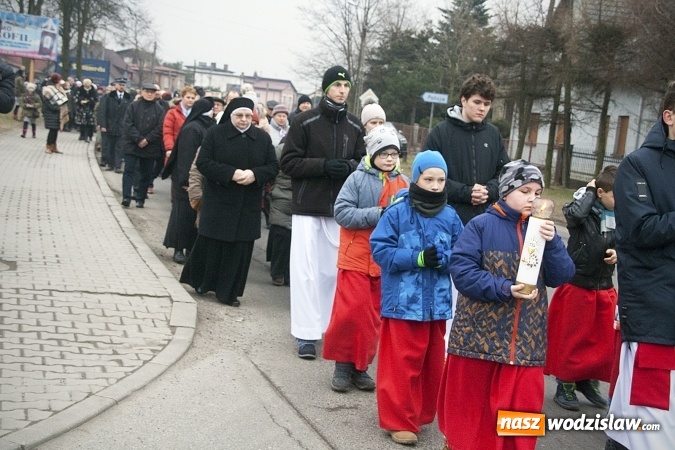 Zdjęcie w galerii na portalu naszwodzislaw.com: Do nieba z Ojcem Pio. Dziesiątki wiernych wzięło udział w Drodze Krzyżowej  wiadomości z regionu