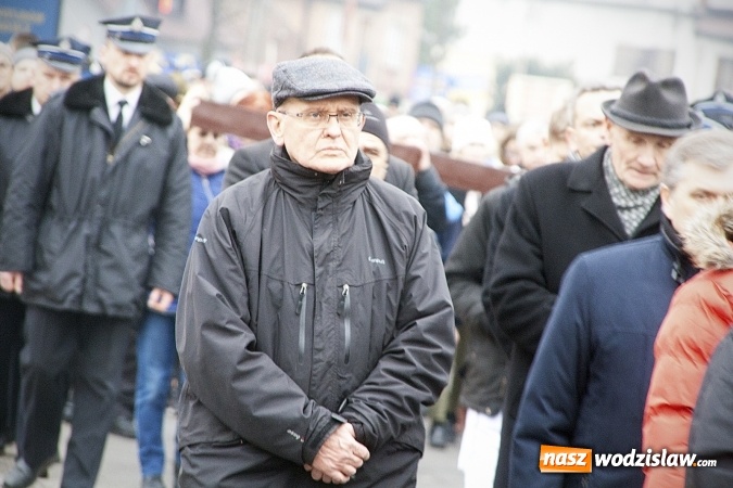 Zdjęcie w galerii na portalu naszwodzislaw.com: Do nieba z Ojcem Pio. Dziesiątki wiernych wzięło udział w Drodze Krzyżowej  wiadomości z regionu