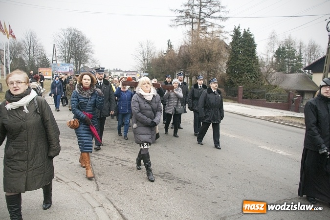 Zdjęcie w galerii na portalu naszwodzislaw.com: Do nieba z Ojcem Pio. Dziesiątki wiernych wzięło udział w Drodze Krzyżowej  wiadomości z regionu