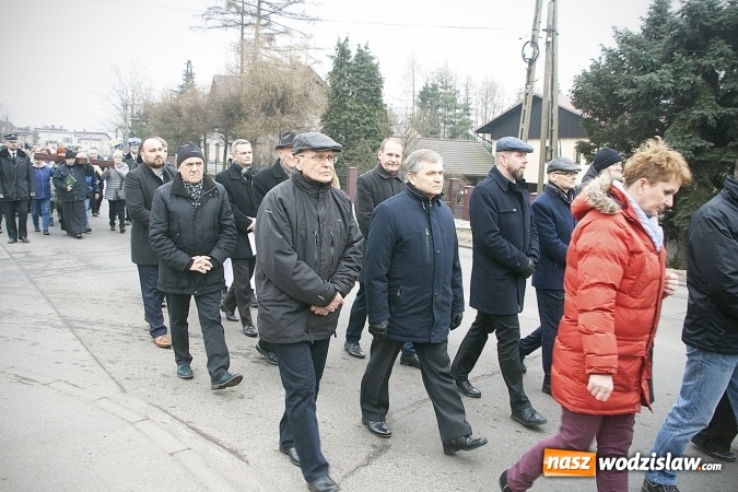 Zdjęcie w galerii na portalu naszwodzislaw.com: Do nieba z Ojcem Pio. Dziesiątki wiernych wzięło udział w Drodze Krzyżowej  wiadomości z regionu