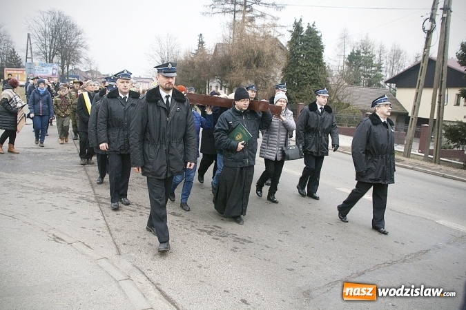 Zdjęcie w galerii na portalu naszwodzislaw.com: Do nieba z Ojcem Pio. Dziesiątki wiernych wzięło udział w Drodze Krzyżowej  wiadomości z regionu