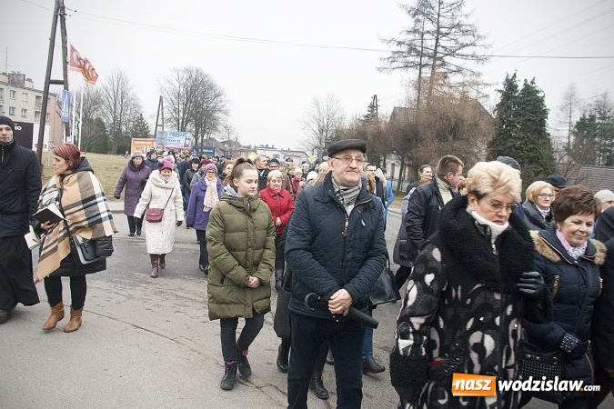 Zdjęcie w galerii na portalu naszwodzislaw.com: Do nieba z Ojcem Pio. Dziesiątki wiernych wzięło udział w Drodze Krzyżowej  wiadomości z regionu