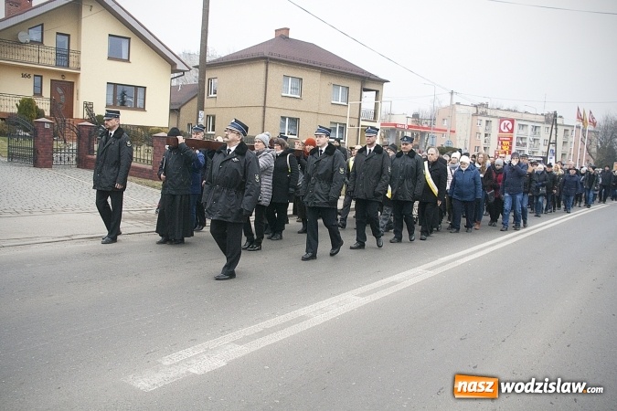 Zdjęcie w galerii na portalu naszwodzislaw.com: Do nieba z Ojcem Pio. Dziesiątki wiernych wzięło udział w Drodze Krzyżowej  wiadomości z regionu