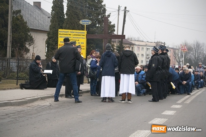 Zdjęcie w galerii na portalu naszwodzislaw.com: Do nieba z Ojcem Pio. Dziesiątki wiernych wzięło udział w Drodze Krzyżowej  wiadomości z regionu