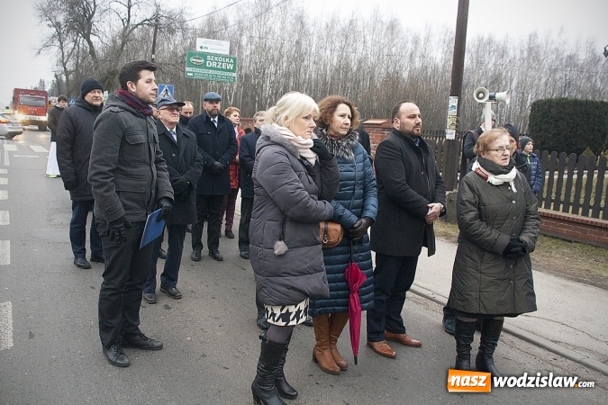 Zdjęcie w galerii na portalu naszwodzislaw.com: Do nieba z Ojcem Pio. Dziesiątki wiernych wzięło udział w Drodze Krzyżowej  wiadomości z regionu