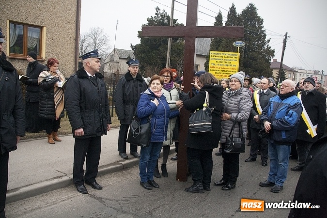 Zdjęcie w galerii na portalu naszwodzislaw.com: Do nieba z Ojcem Pio. Dziesiątki wiernych wzięło udział w Drodze Krzyżowej  wiadomości z regionu