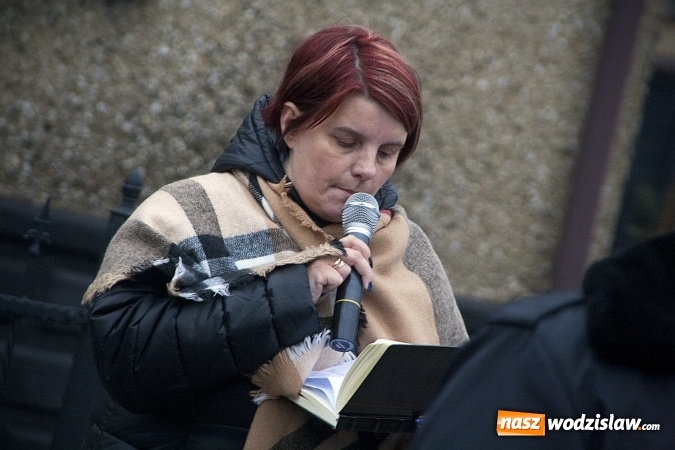 Zdjęcie w galerii na portalu naszwodzislaw.com: Do nieba z Ojcem Pio. Dziesiątki wiernych wzięło udział w Drodze Krzyżowej  wiadomości z regionu