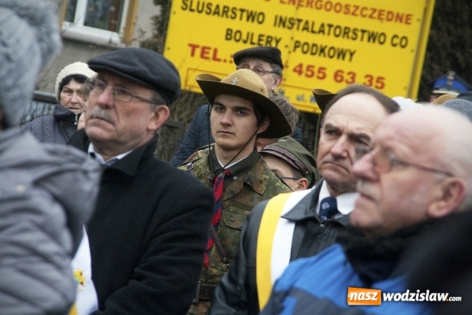 Zdjęcie w galerii na portalu naszwodzislaw.com: Do nieba z Ojcem Pio. Dziesiątki wiernych wzięło udział w Drodze Krzyżowej  wiadomości z regionu