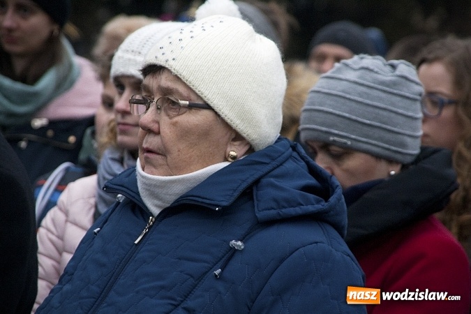 Zdjęcie w galerii na portalu naszwodzislaw.com: Do nieba z Ojcem Pio. Dziesiątki wiernych wzięło udział w Drodze Krzyżowej  wiadomości z regionu