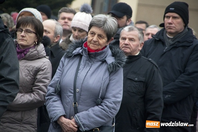 Zdjęcie w galerii na portalu naszwodzislaw.com: Do nieba z Ojcem Pio. Dziesiątki wiernych wzięło udział w Drodze Krzyżowej  wiadomości z regionu