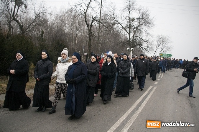 Zdjęcie w galerii na portalu naszwodzislaw.com: Do nieba z Ojcem Pio. Dziesiątki wiernych wzięło udział w Drodze Krzyżowej  wiadomości z regionu