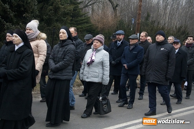 Zdjęcie w galerii na portalu naszwodzislaw.com: Do nieba z Ojcem Pio. Dziesiątki wiernych wzięło udział w Drodze Krzyżowej  wiadomości z regionu