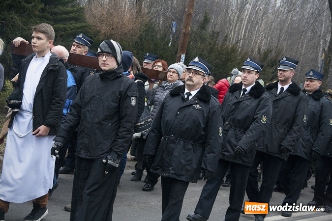 Zdjęcie w galerii na portalu naszwodzislaw.com: Do nieba z Ojcem Pio. Dziesiątki wiernych wzięło udział w Drodze Krzyżowej  wiadomości z regionu