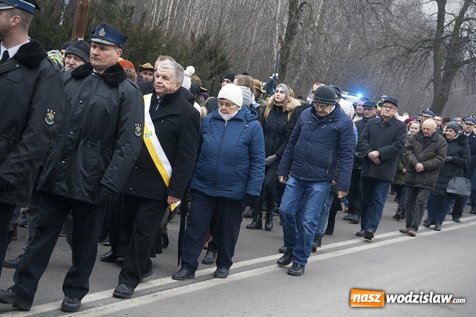 Zdjęcie w galerii na portalu naszwodzislaw.com: Do nieba z Ojcem Pio. Dziesiątki wiernych wzięło udział w Drodze Krzyżowej  wiadomości z regionu
