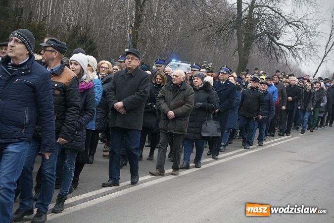 Zdjęcie w galerii na portalu naszwodzislaw.com: Do nieba z Ojcem Pio. Dziesiątki wiernych wzięło udział w Drodze Krzyżowej  wiadomości z regionu