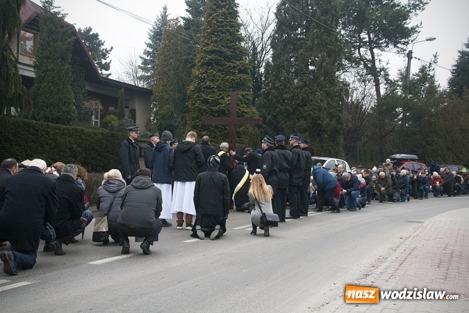 Zdjęcie w galerii na portalu naszwodzislaw.com: Do nieba z Ojcem Pio. Dziesiątki wiernych wzięło udział w Drodze Krzyżowej  wiadomości z regionu