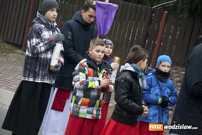Zdjęcie w galerii na portalu naszwodzislaw.com: Do nieba z Ojcem Pio. Dziesiątki wiernych wzięło udział w Drodze Krzyżowej  wiadomości z regionu