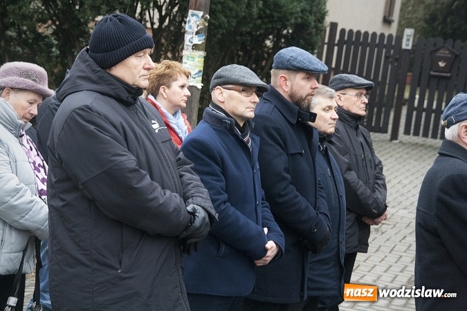 Zdjęcie w galerii na portalu naszwodzislaw.com: Do nieba z Ojcem Pio. Dziesiątki wiernych wzięło udział w Drodze Krzyżowej  wiadomości z regionu