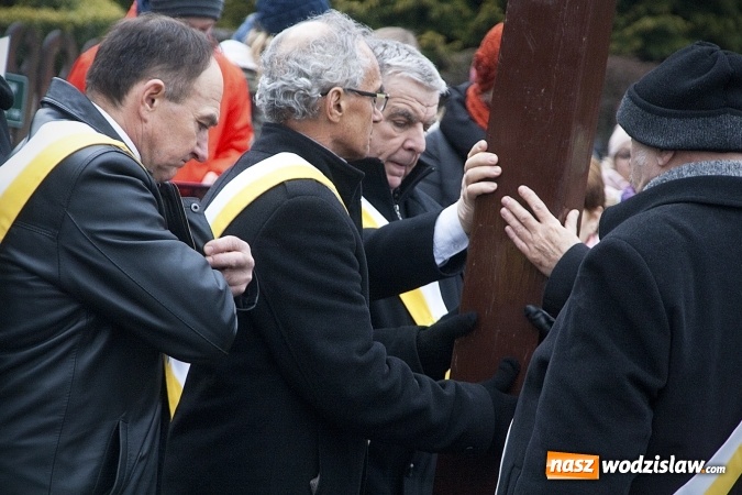 Zdjęcie w galerii na portalu naszwodzislaw.com: Do nieba z Ojcem Pio. Dziesiątki wiernych wzięło udział w Drodze Krzyżowej  wiadomości z regionu