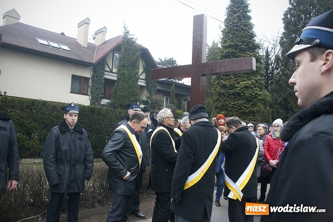 Zdjęcie w galerii na portalu naszwodzislaw.com: Do nieba z Ojcem Pio. Dziesiątki wiernych wzięło udział w Drodze Krzyżowej  wiadomości z regionu