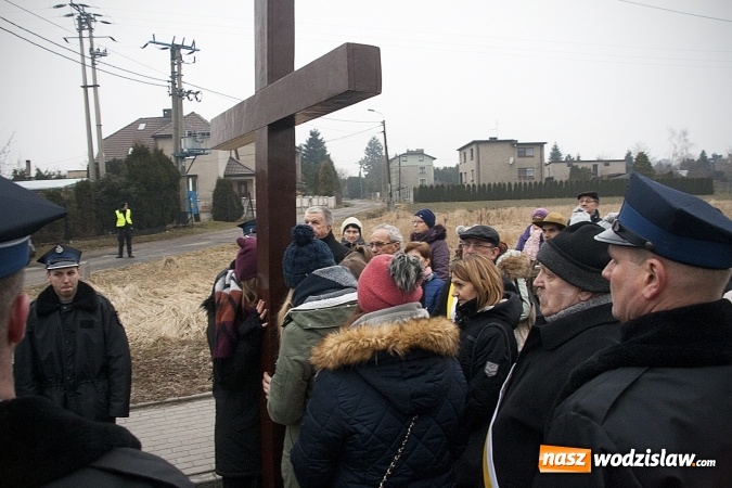 Zdjęcie w galerii na portalu naszwodzislaw.com: Do nieba z Ojcem Pio. Dziesiątki wiernych wzięło udział w Drodze Krzyżowej  wiadomości z regionu
