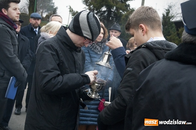Zdjęcie w galerii na portalu naszwodzislaw.com: Do nieba z Ojcem Pio. Dziesiątki wiernych wzięło udział w Drodze Krzyżowej  wiadomości z regionu